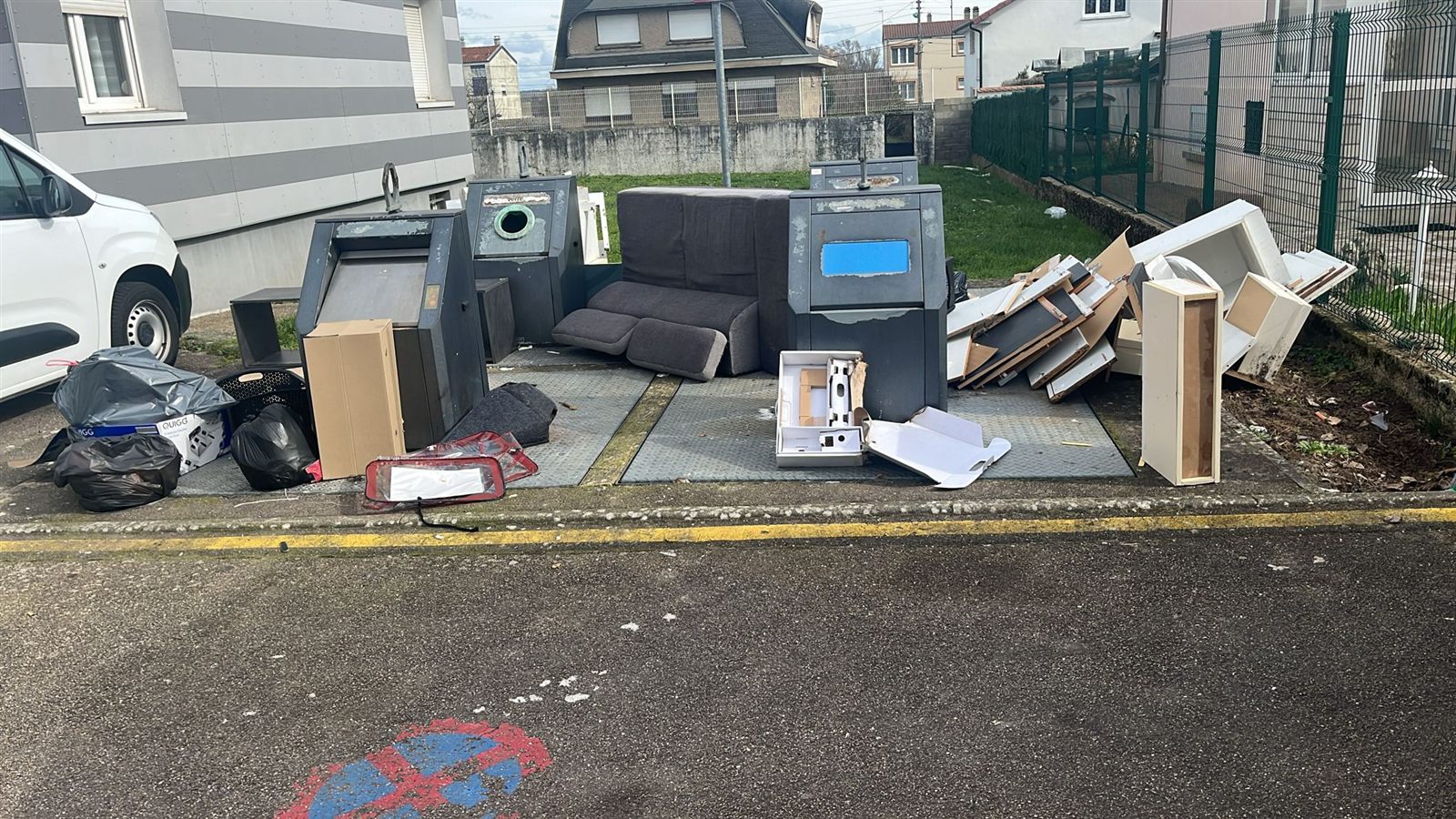 Enlèvement d'encombrants par ELnet : mobilier, cartons et déchets divers, avec le véhicule d'intervention