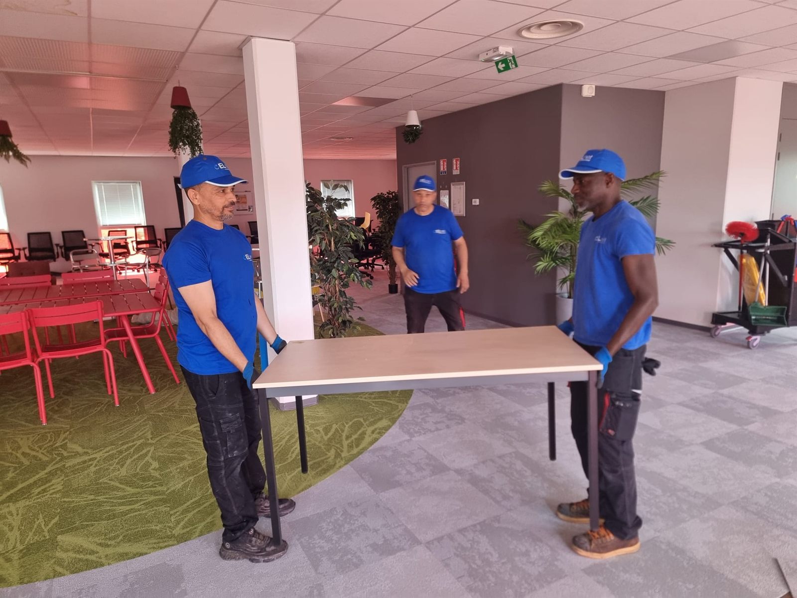 Équipe ELnet transférant du mobilier de bureau