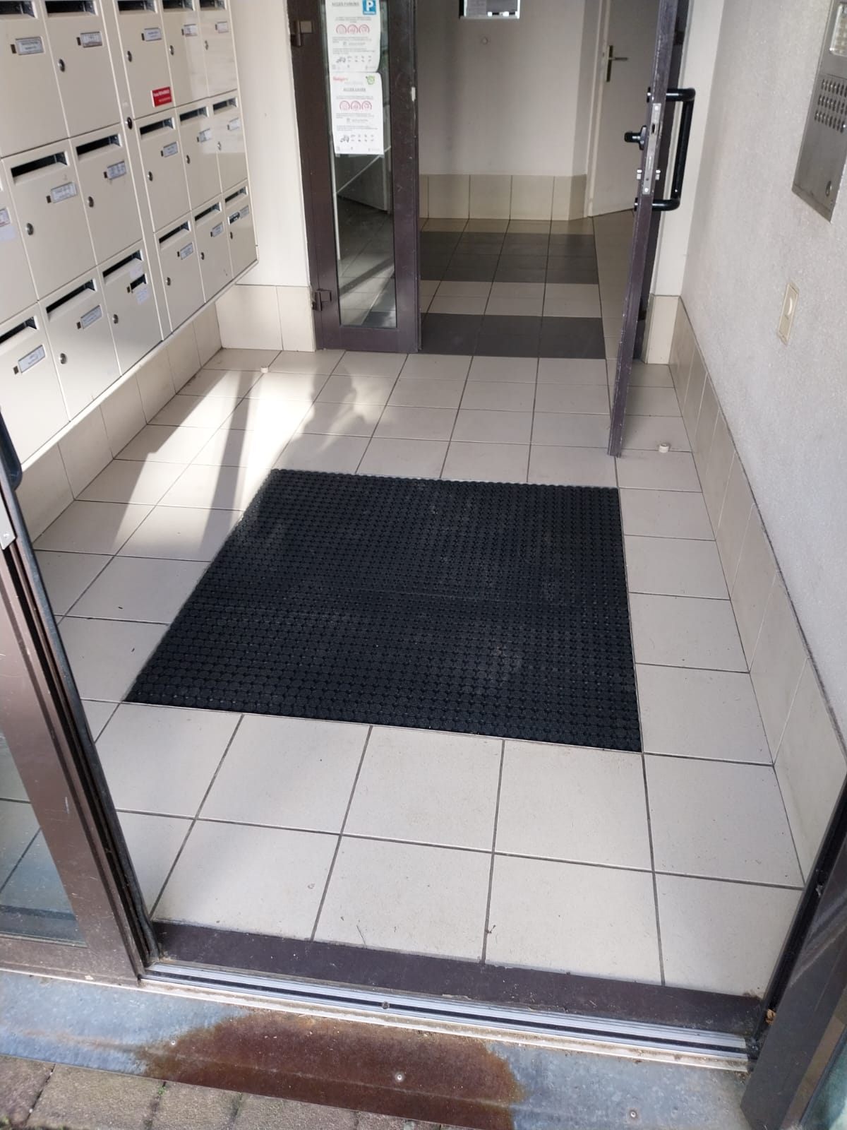 Tapis caoutchouc sur mesure posé et découpé par ELnet dans le hall d'entrée d'un immeuble